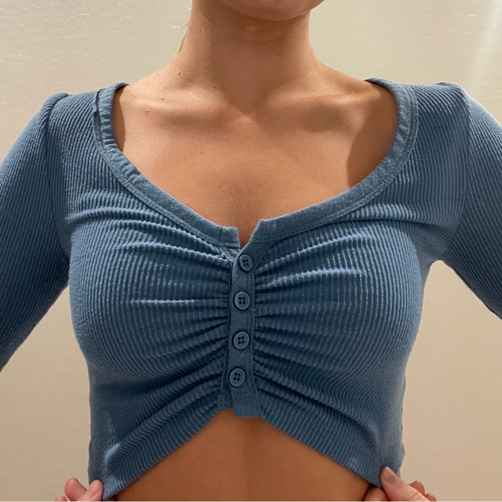 URBAN OUTFITTERS LONG SLEEVE BUTTON UP CROP TOP